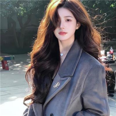 随盲柳入眠的女人